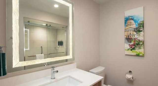 Четырёхместный номер Deluxe с балконом DoubleTree By Hilton Sacramento
