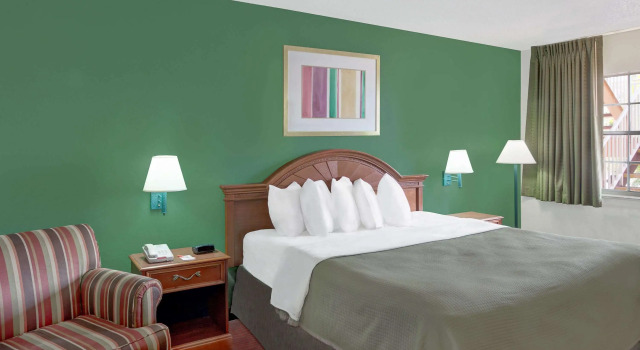 Howard Johnson by Wyndham Ft. Myers FL