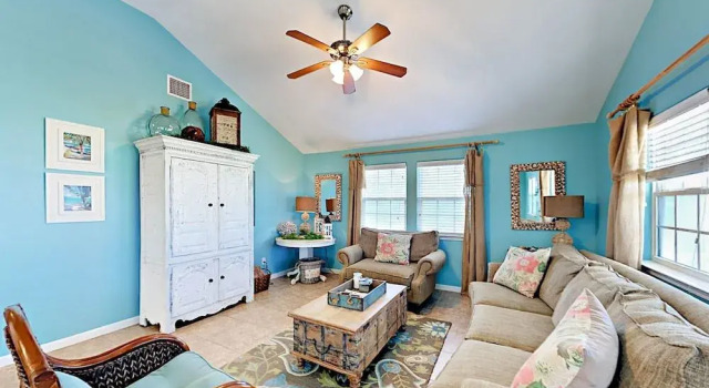 3BR 2BA 1.5 Blocks to Beach by RedAwning