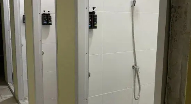 Кровать в общем номере Meriton101