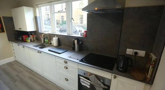Коттедж Entire Victorian Lodge in a privately gated estate with secure parking for two cars and a newly refurbished bathroom