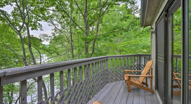 Коттедж Beaver Lake Retreat w/ Deck & Private Hot Tub