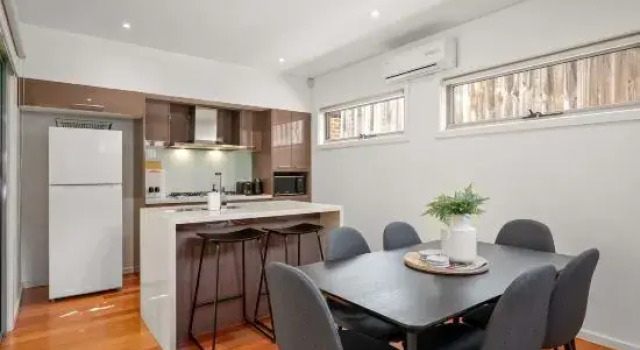 Relaxing Getaway Oasis with Patio in Charming Kew, Book Hotel Kew 