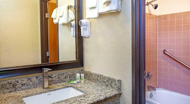 Номер Standard AmericInn by Wyndham Cloquet