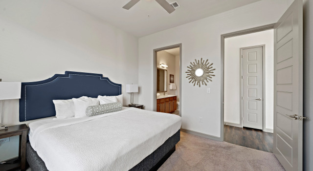 Bright & Recently Upgraded 2BR Apartment, Забронировать Апартаменты/квартира Хьюстон Texas Gulf Coast, рядом с Станция хьюстонского скоростного трамвая "Белл"