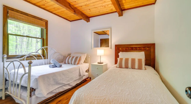 Traditional Blakeslee Chalet: Deck & Lake Access!, Prenota Chalet Hotel a Monroe County con parcheggio, Parcheggio