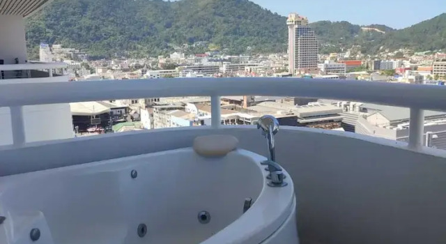 Апартаменты с 2 комнатами с балконом и с видом на горы Patong Tower by United 21 Thailand