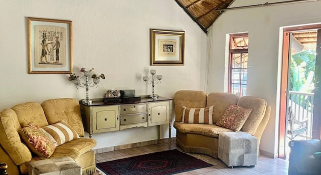 Serene Thatched Roof Retreat in Faerie Glen, Pretoria