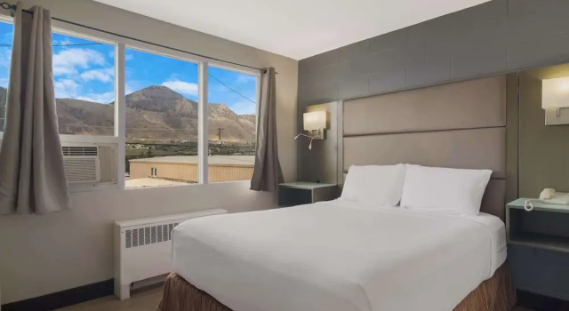 Люкс Canadas Best Value Inn & Suites Kamloops