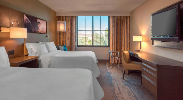Четырёхместный номер Standard с видом на бассейн The Westin Lake Las Vegas Resort & Spa