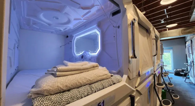 Женская капсула с балконом U Street Capsule Hostel