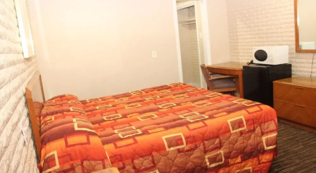 Кровать в общем номере Kings Inn