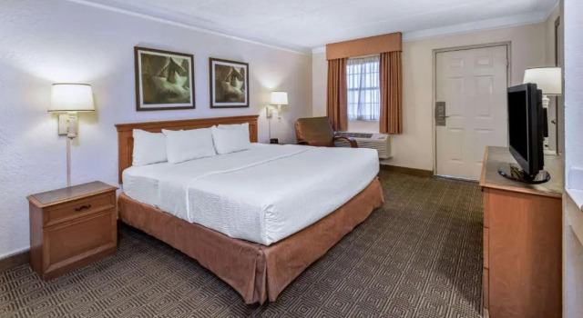 Двухместный номер Deluxe Townhouse Garden Inn & Suites San Antonio I 35