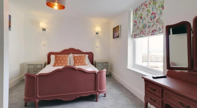 Master accommodation suite 3 sea view