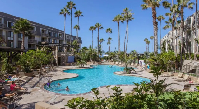 Апартаменты 3 Bedroom - Complex is on the Beach With Huge Pools Hot Tubs Family S Love IT Here