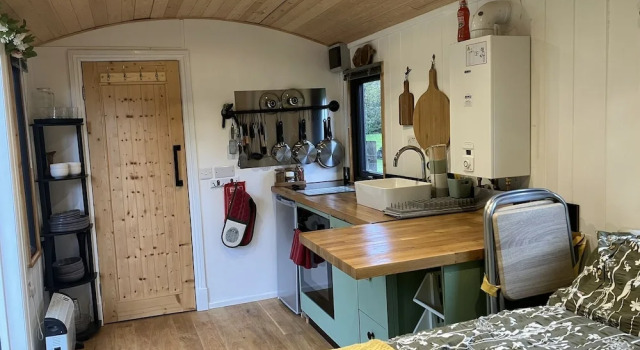 1 Bed Converted Railway Wagon Near Crickhowell, Buchen Sie Hotel Crickhowell Brecon Beacons