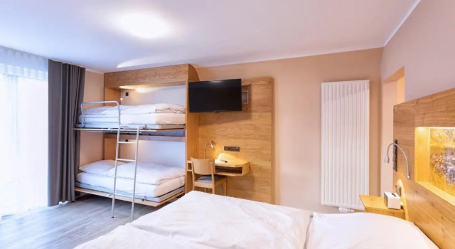 Четырёхместный номер Comfort Hotel-Restaurant Weinhaus Grebel