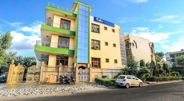 FabHotel Silver Inn, Забронировать Отель Нойда штат Уттар-Прадеш