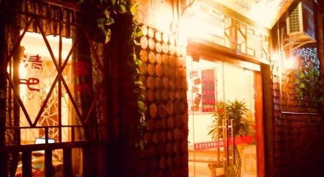 Happy Utopia B&B (Fenghuang Ancient City Nanhua Branch), Rezervovat Penzión se snídaní Hotely v Feng-chuang s parkováním, Parkování