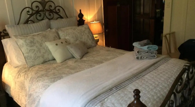 Двухместный люкс с частичным видом Hilo Bay Oceanfront Bed and Breakfast