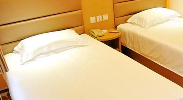 Home Inn Chengdu Wenshufang North Taisheng Road, Varaa Hotelli Hotellit Sichuan pysäköinnillä, Pysäköinti