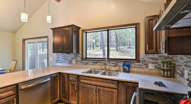 Коттедж с 4 комнатами Flagstaff Home w/ Back Deck - 5 Mi to Downtown