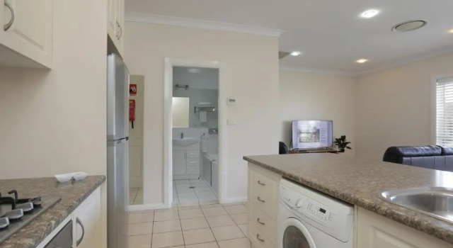 Апартаменты Cadman Motor Inn and Apartments