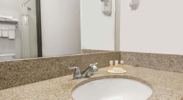 Четырёхместный люкс Days Inn by Wyndham Kansas City International Airport