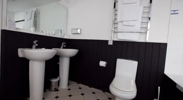 Кровать в общем номере Uno Hotel Rose and Crown Tonbridge
