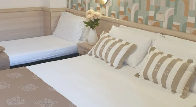 Трёхместный номер Economy c 1 комнатой с балконом и с частичным видом на море Alexandra B&B & Brunch -Beach Front Parking Included