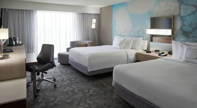 Четырёхместный номер Standard с красивым видом из окна Courtyard by Marriott Toronto Airport