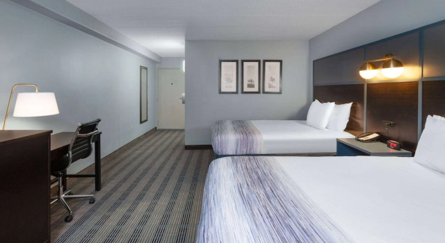 Четырёхместный номер Standard AmericInn by Wyndham Peoria