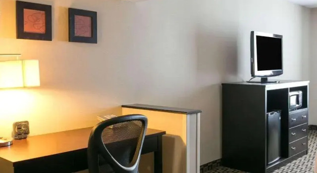 Номер Standard Comfort Suites Benton Harbor - St Joseph