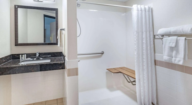 Двухместный люкс Superior AmericInn by Wyndham Aberdeen Event Center