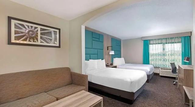 Четырёхместный номер Executive La Quinta Inn by Wyndham Pigeon Forge-Dollywood