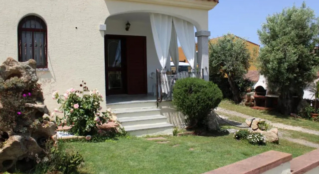 Коттедж с 2 комнатами Casa vacanza Tanaunella