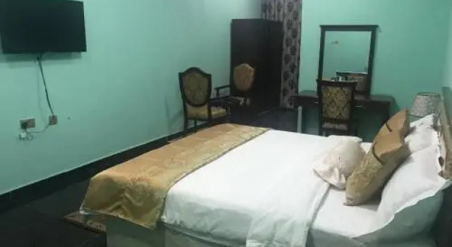 Kaura Hotel and Suites
