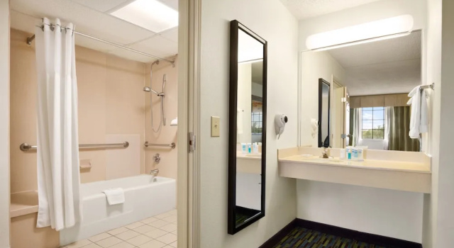 Двухместный номер Standard Wyndham Garden Wichita Downtown