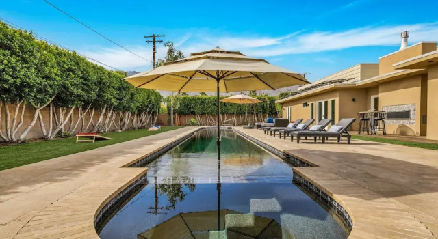 Mid-Century Elegance & Fun in Tahquitz River Estates, Забронировать Дом для отпуска Отели Палм-Спрингса с парковкой, рядом с Palm Springs Mall Shopping Center, Парковка