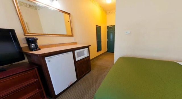 Четырёхместный номер Standard Country Inn & Suites by Radisson, St Cloud East, MN