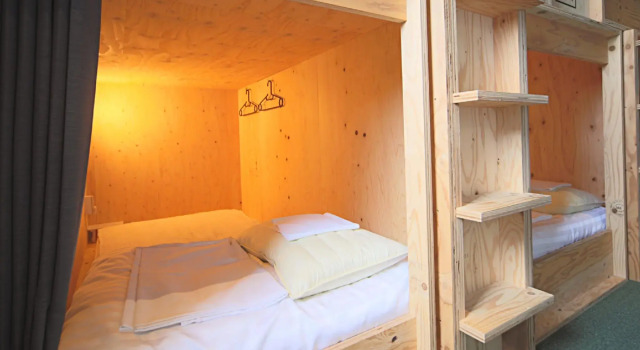TRAVEL&BOOK HOTEL HULATONCABIN TAKAMATSU, Забронировать Хостел Хостелы Такамацу, рядом с Район Санпорт Такамацу, Хостел
