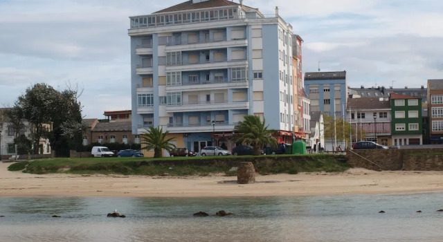 Piso Encima de la Playa en San Ciprián, Prenota Hotel  