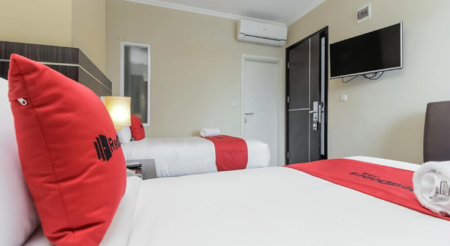 Standard Doppel Zimmer RedDoorz Plus @ Thamrin