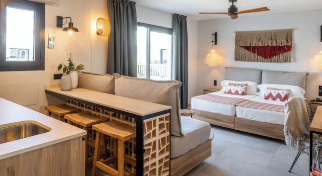 Трёхместная студия с балконом и с видом на бассейн Aparthotel Casita Blanca