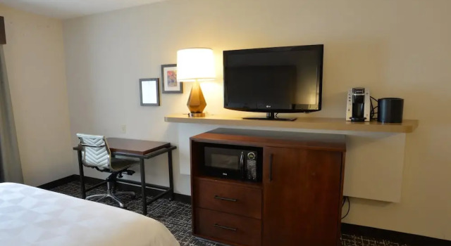Четырёхместный номер Standard с балконом Holiday Inn Hotel & Suites Minneapolis-Lakeville by IHG
