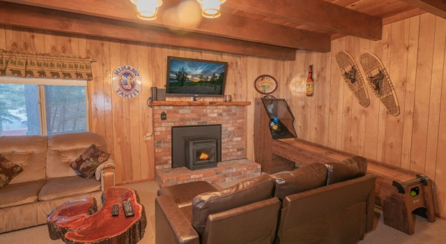 Big Wood Pines - Relaxing Home With A Large Fenced Yard For Your Furry Friends To Enjoy! 3 Bedroom Home