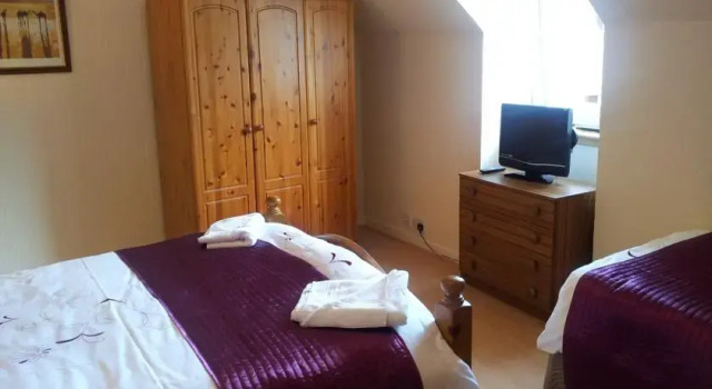 Queen Street Cottage, Забронировать Дом для отпуска Отели Инвернесс с парковкой, рядом с Природный заповедник Меркинч, Парковка