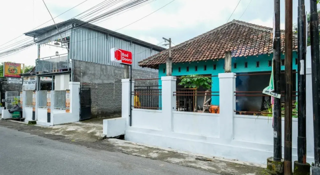 RedDoorz Syariah near Monjali 4 Yogyakarta