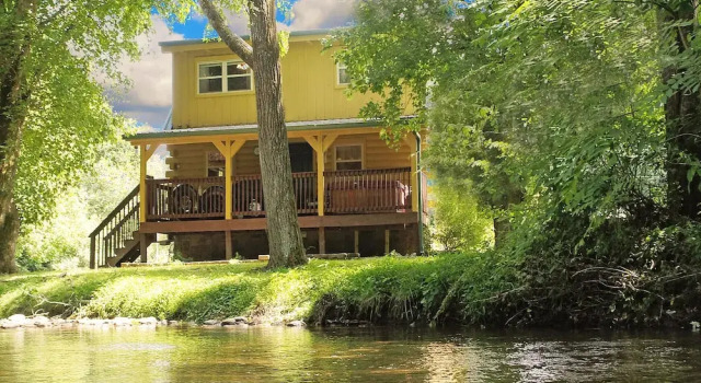 Yellow Cabin On The River 2 Bedroom Cabin by RedAwning, Book Feriehus Hoteller i Newport med parkering, Parkering