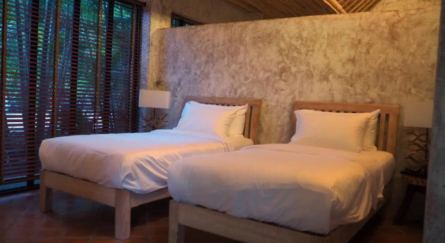 Кровать в общем номере Baanpong Lodge